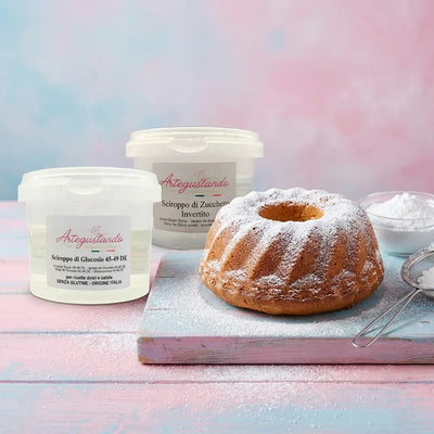 Torte soffice spolverata di zucchero a velo con sciroppo di glucosio e zucchero invertito, ingredienti per dolci e pasticceria.