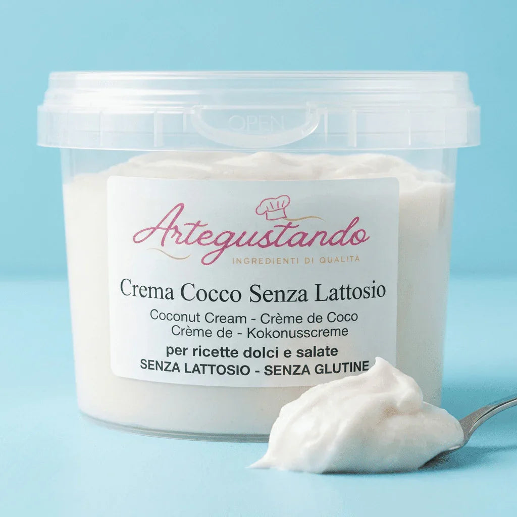 Crema di cocco senza lattosio in barattolo trasparente, su sfondo azzurro, con cucchiaio