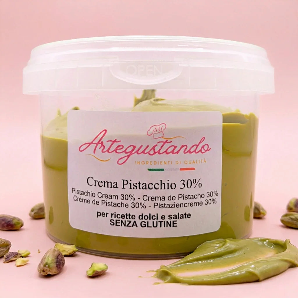 Vasetto di crema spalmabile al pistacchio 30% senza glutine, con pistacchi sullo sfondo.