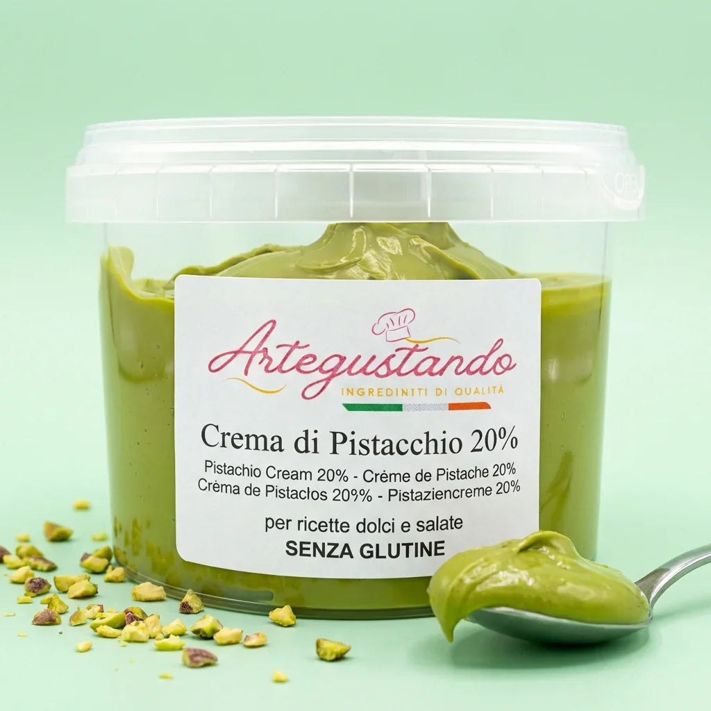 Crema di pistacchio spalmabile senza glutine in vaschetta trasparente, con cucchiaio e granella di pistacchio su sfondo verde.