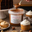 Vasetto di pasta di nocciola per pasticceria con cupcake decorati e nocciole intere