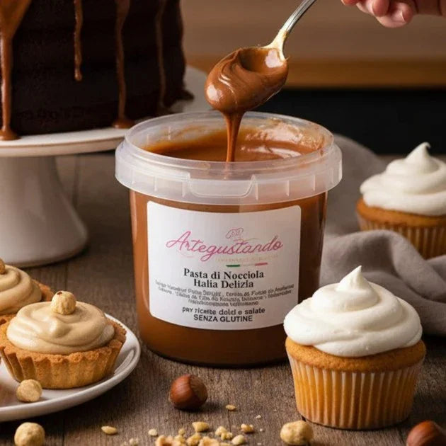 Vasetto di pasta di nocciola per pasticceria con cupcake decorati e nocciole intere