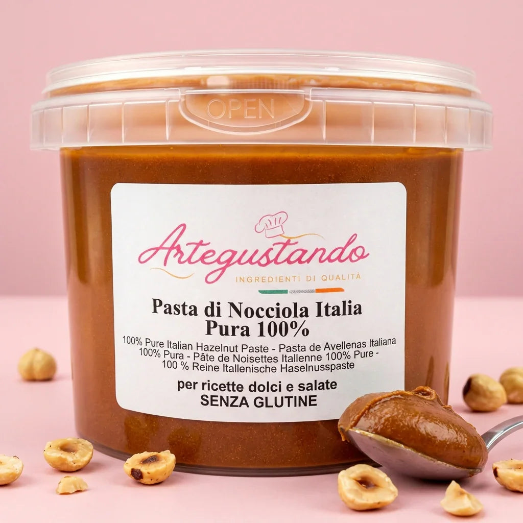 Barattolo di pasta di nocciola italiana pura 100% senza glutine, con nocciole e cucchiaio su sfondo rosa.