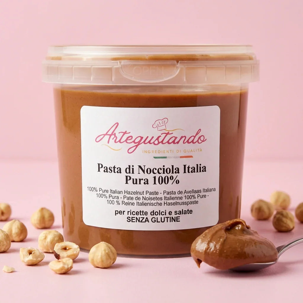 Vasetto di pasta di nocciola italiana pura 100% da 250g su sfondo rosa, con nocciole intere e cucchiaio.