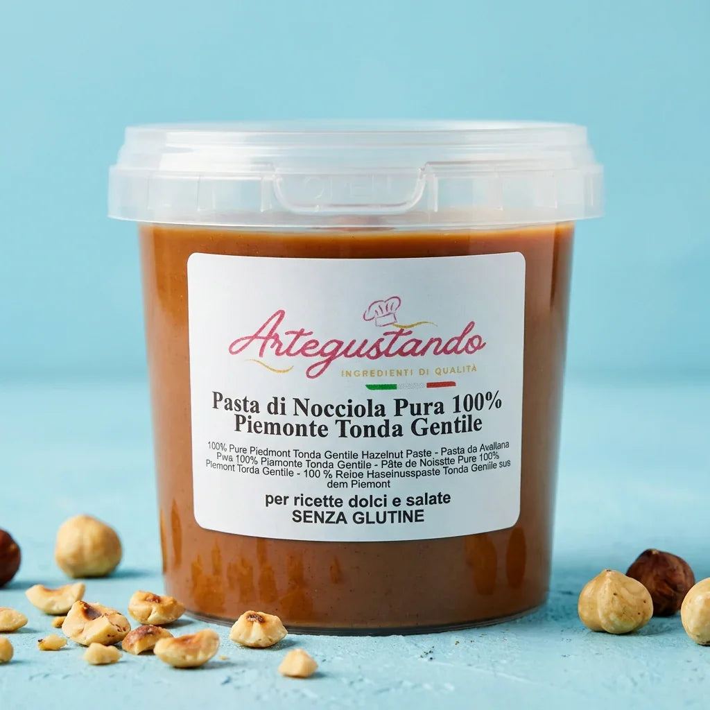 Vasetto di pasta di nocciola pura Piemonte Tonda Gentile 100% senza glutine, con nocciole intere sparse su sfondo azzurro.