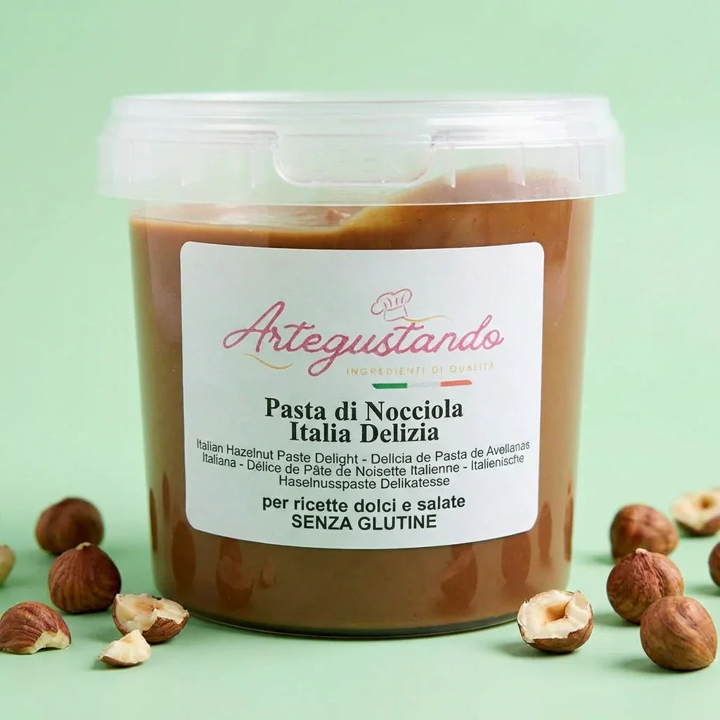 Vasetto di pasta di nocciola pura italiana senza glutine con nocciole intere e sgusciate su fondo verde.