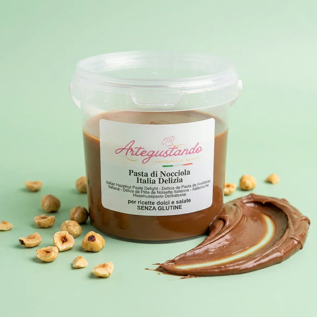 Vasetto di pasta di nocciola pura italiana 250g con nocciole intere e crema sullo sfondo verde, ideale per dolci e pasticceria.