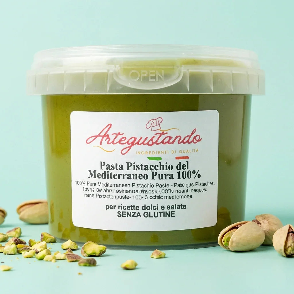 Vasetto di pasta di pistacchio mediterraneo pura 100% senza glutine con pistacchi interi e granella su sfondo azzurro.