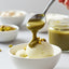Gelato alla vaniglia in ciotola con crema di pistacchio mediterraneo e granella