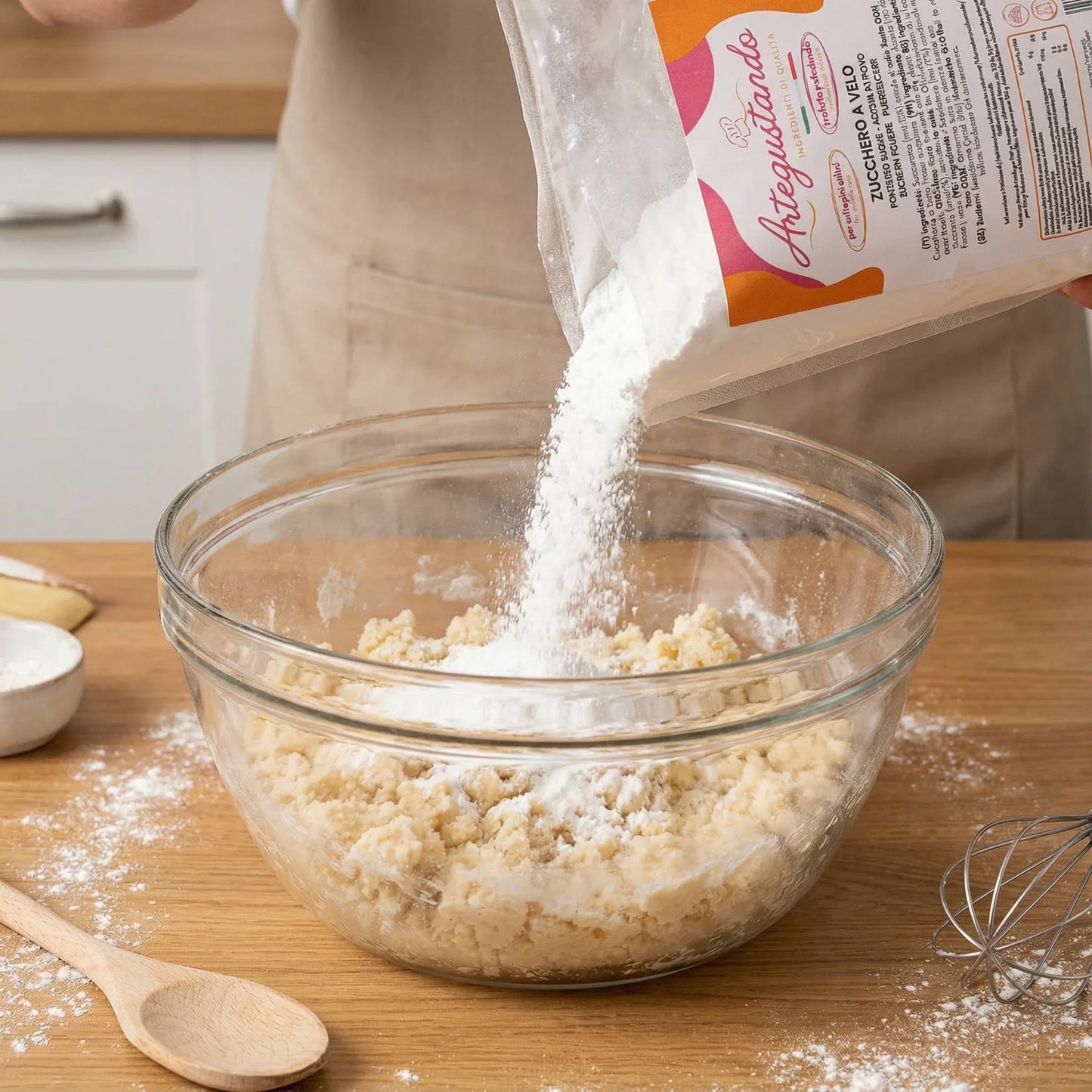 Zucchero a velo versato su impasto in una ciotola di vetro, preparazione dolci e pasticceria.