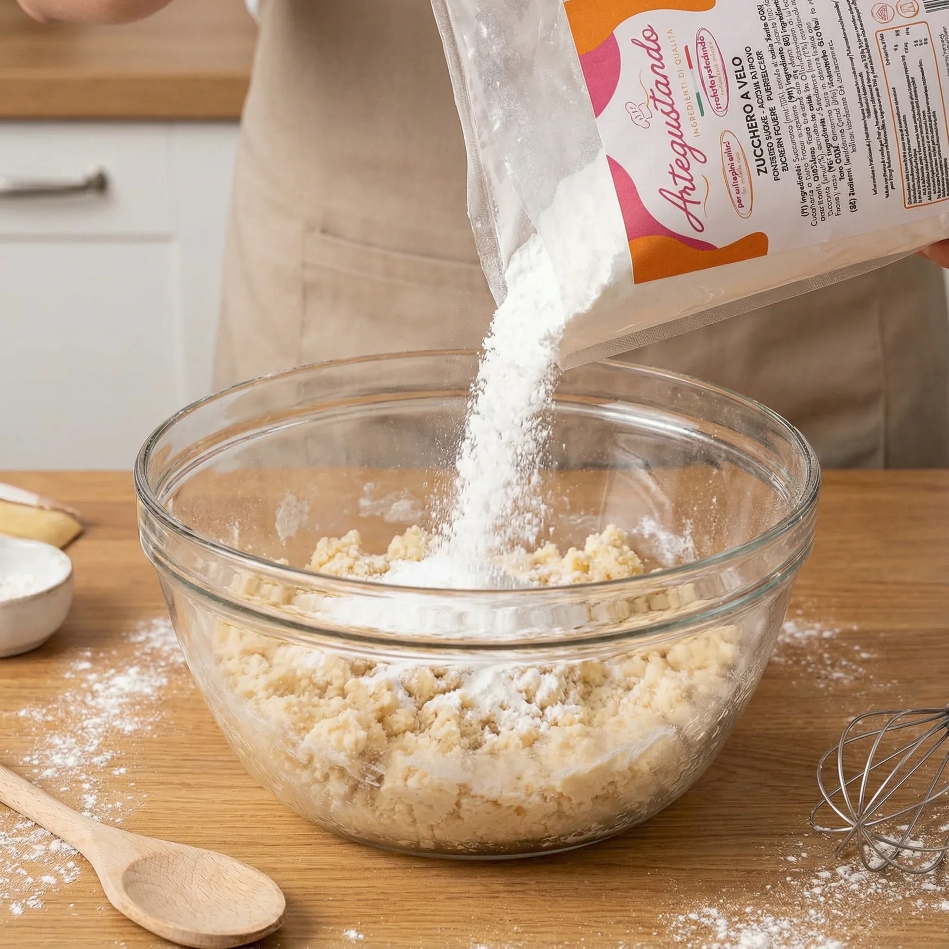 Zucchero a velo versato su impasto in una ciotola di vetro, preparazione dolci e pasticceria.