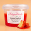 Contenitore di zuppa inglese per dolci con pan di Spagna imbevuto su fondo arancione