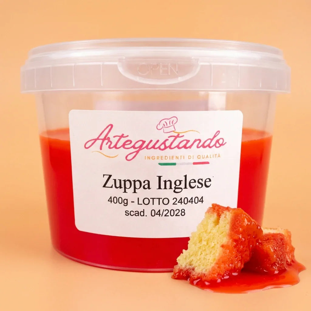 Contenitore di zuppa inglese per dolci con pan di Spagna imbevuto su fondo arancione